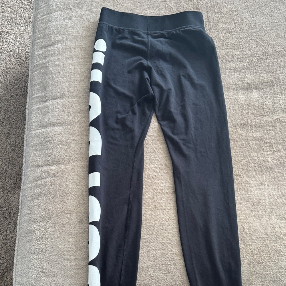 Nike women’s Black and White Leggings - Picture 5 of 5